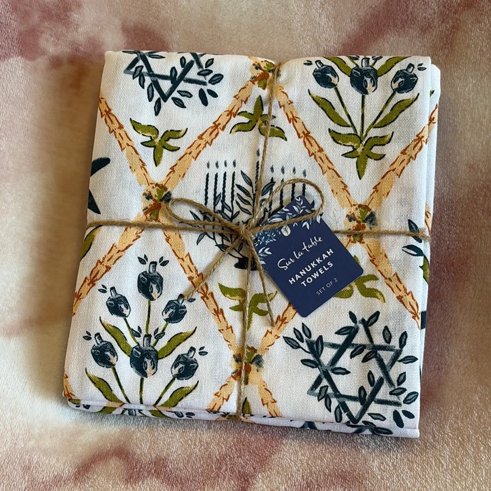 Sur La Table Hanukkah Designer Kitchen Towels Set of 2 NWT cotton 20x30”